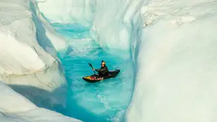 Aniol Serrasolses realizando un descenso en Kayak en un glaciar de Noruega