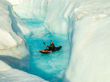 Aniol Serrasolses realizando un descenso en Kayak en un glaciar de Noruega