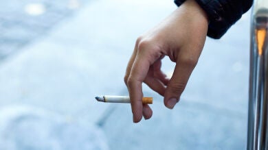Adiós a los cigarros en los parques y playas de Francia.... ¿sería posible en España?