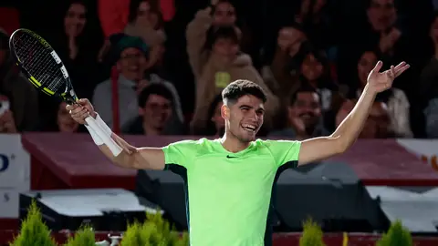 Carlos Alcaraz sonríe durante la exhibición contra Tommy Paul Carlos Alcaraz sonríe durante la exhibición contra Tommy Paul
