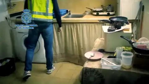 Un policía, detenido por alquilar sótanos de 10 metros cuadrados a inmigrantes: "Hay cucarachas y no hay ventilación" Un policía, detenido por alquilar sótanos de 10 metros cuadrados a inmigrantes: "Hay cucarachas y no hay ventilación"