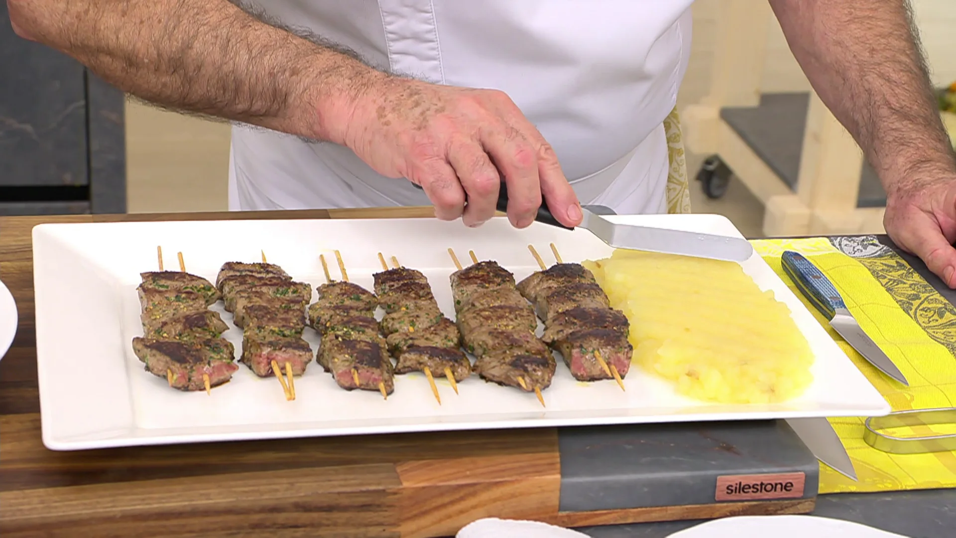 La receta "mano de santo" de Karlos Argui&ntilde;ano: brochetas de h&iacute;gado con pur&eacute; de manzana