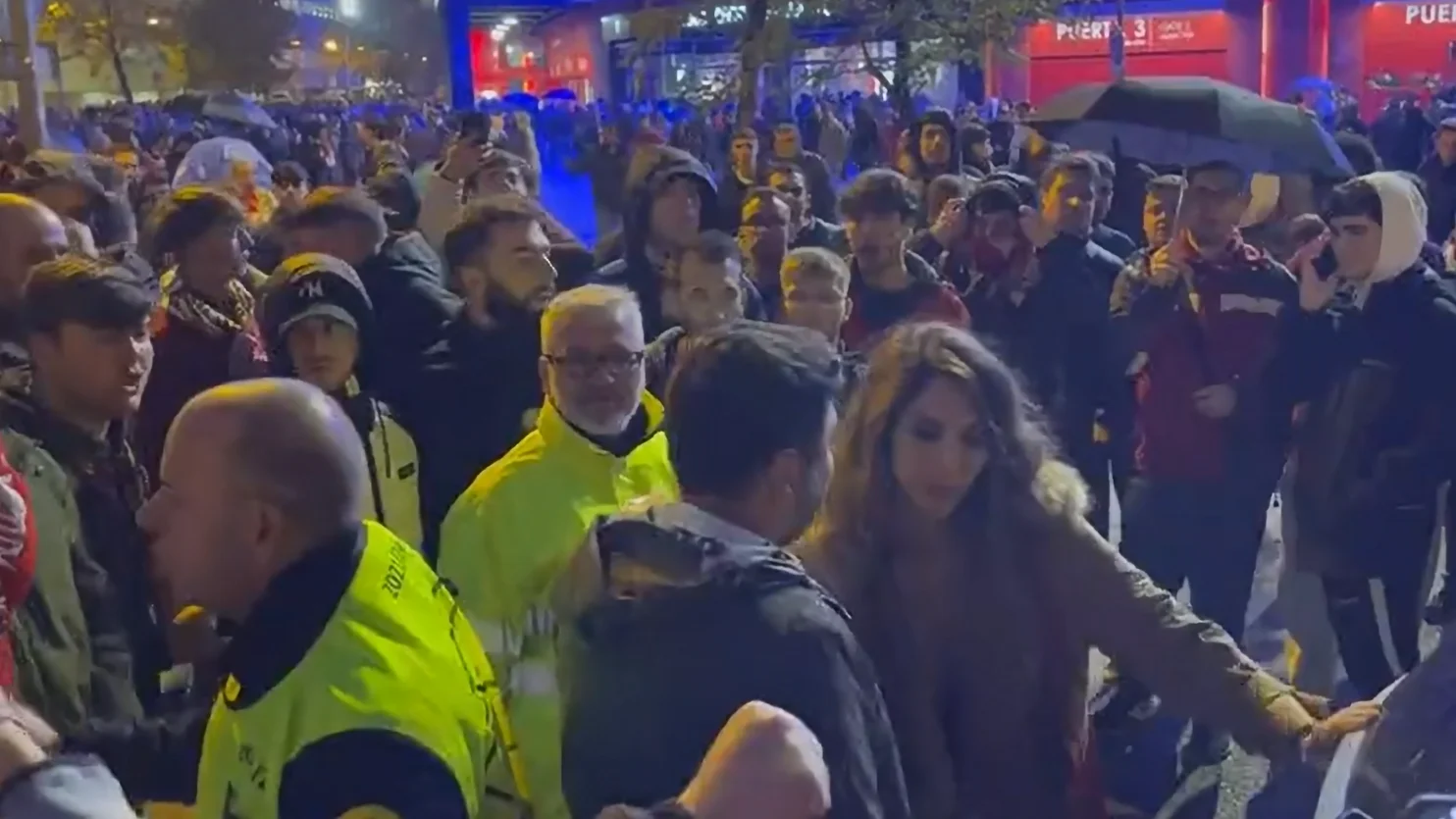 Un grupo de aficionados increpa e insulta a Carolina Alés, consejera del Sevilla, a la salida del Pizjuán Un grupo de aficionados increpa e insulta a Carolina Alés, consejera del Sevilla, a la salida del Pizjuán