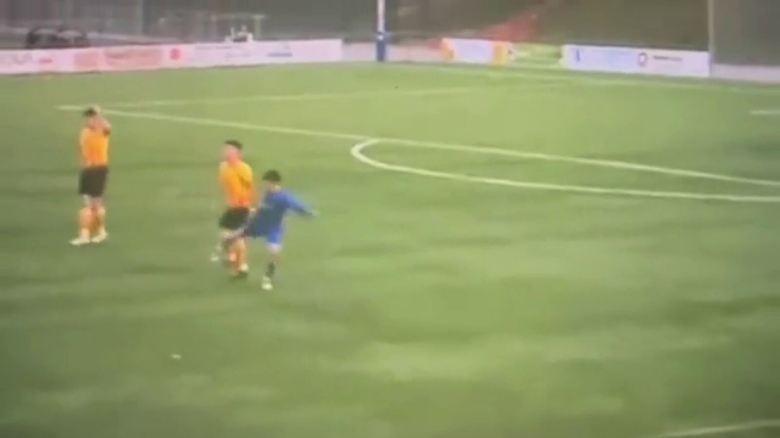VÍDEO: La entrada criminal de un futbolista a un rival en un partido de la cuarta división catalana