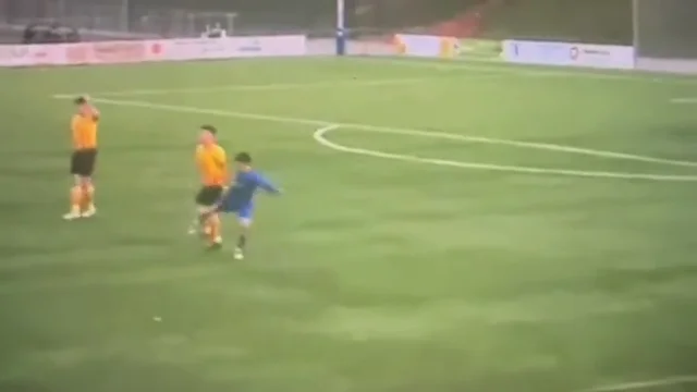 VÍDEO: La entrada criminal de un joven futbolista en un partido de la cuarta división catalana VÍDEO: La entrada criminal de un joven futbolista en un partido de la cuarta división catalana