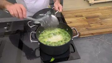 Añade el arroz cocido a la cazuela de las verduras 