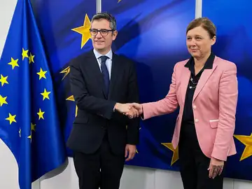 Félix Bolaños con la vicepresidenta de la Comisión Europea para Valores y Transparencia, Vera Jourová