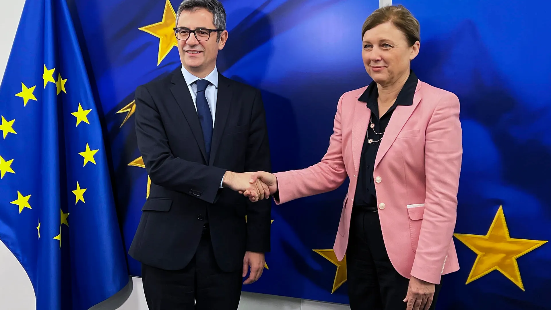 Félix Bolaños con la vicepresidenta de la Comisión Europea para Valores y Transparencia, Vera Jourová Félix Bolaños con la vicepresidenta de la Comisión Europea para Valores y Transparencia, Vera Jourová