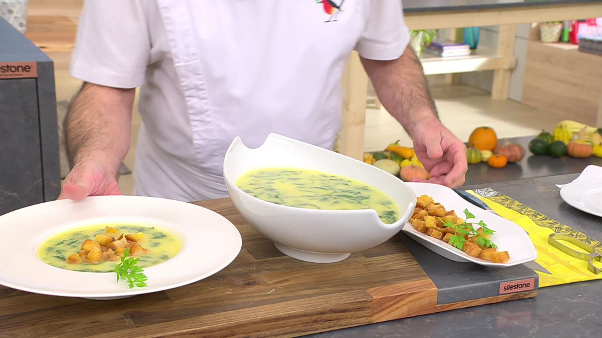 Karlos Arguiñano: "Esta sopa de arroz con espinacas es muy barata y muy rica"