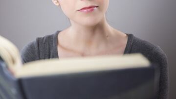 Una mujer leyendo