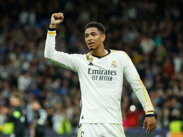 Jude Bellingham celebra su gol ante el Nápoles en el Bernabéu (4-2)