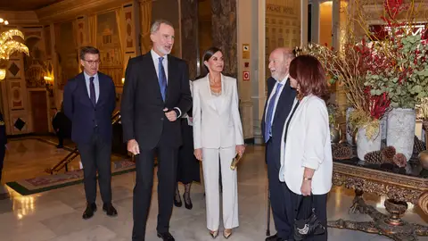Reina Letizia en traje blanco Reina Letizia en traje blanco