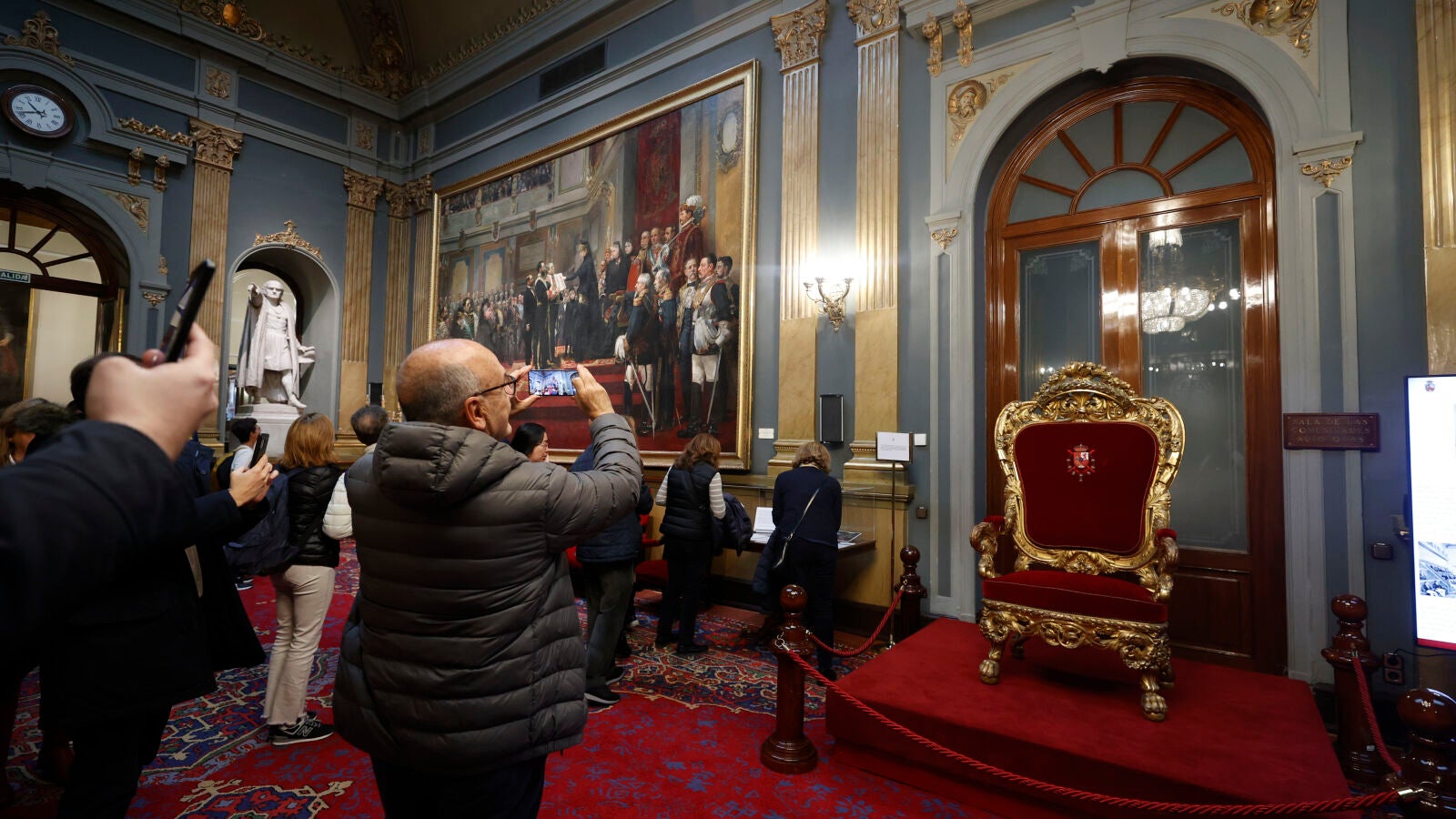 El Senado abre sus puertas con café gratis y caldo caliente