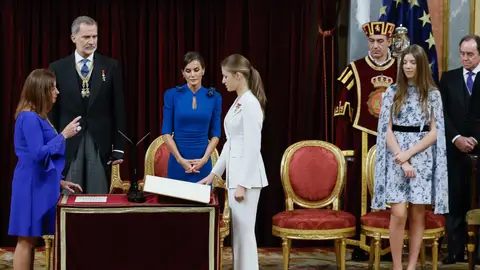 Doña Leonor jurando la Constitución con un traje blanco Doña Leonor jurando la Constitución con un traje blanco