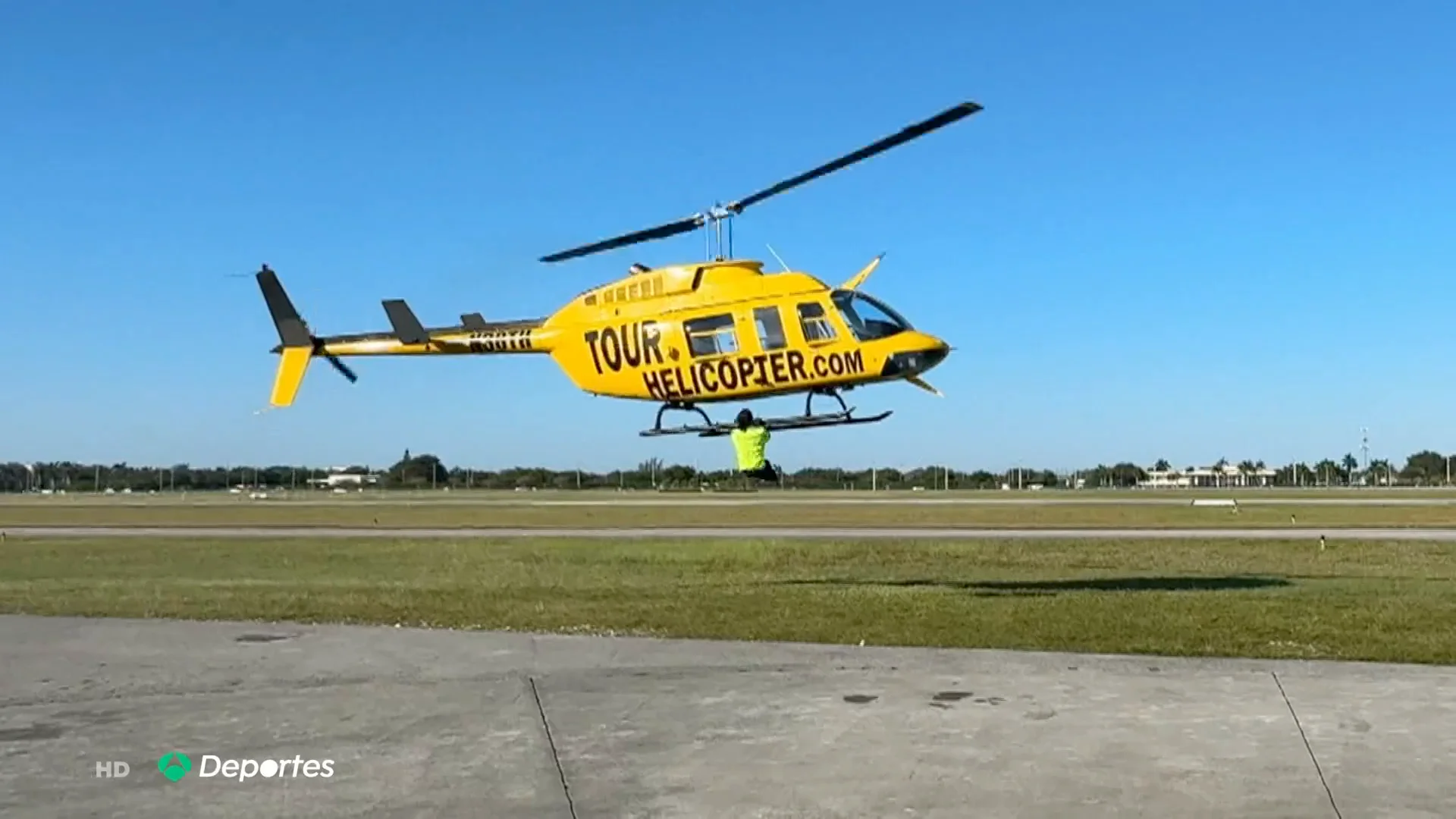 El nuevo récord Guinness de Alejandro Soler: ¡26 dominadas colgado de la pata de un helicóptero! El nuevo récord Guinness de Alejandro Soler: ¡26 dominadas colgado de la pata de un helicóptero!