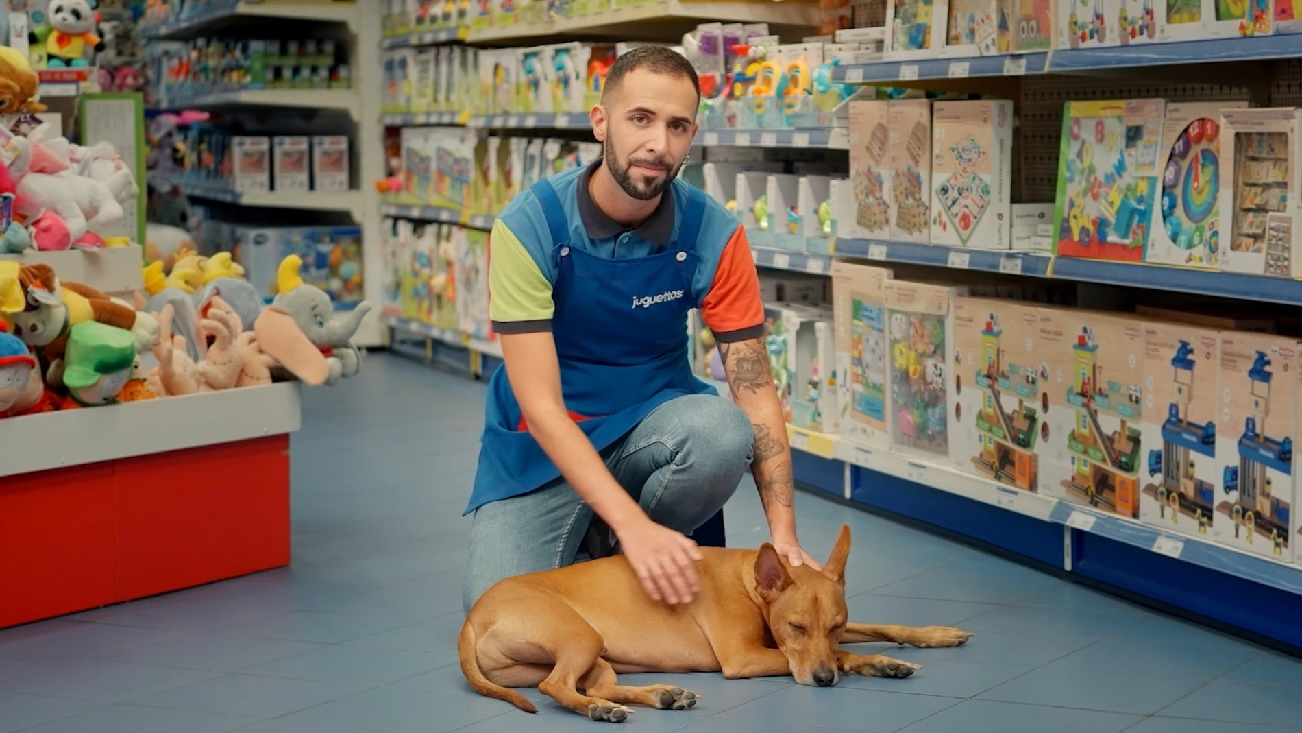 El dueño de un perro en una tienda de juguetes