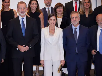 Reina Letizia luciendo un traje blanco Reina Letizia luciendo un traje blanco