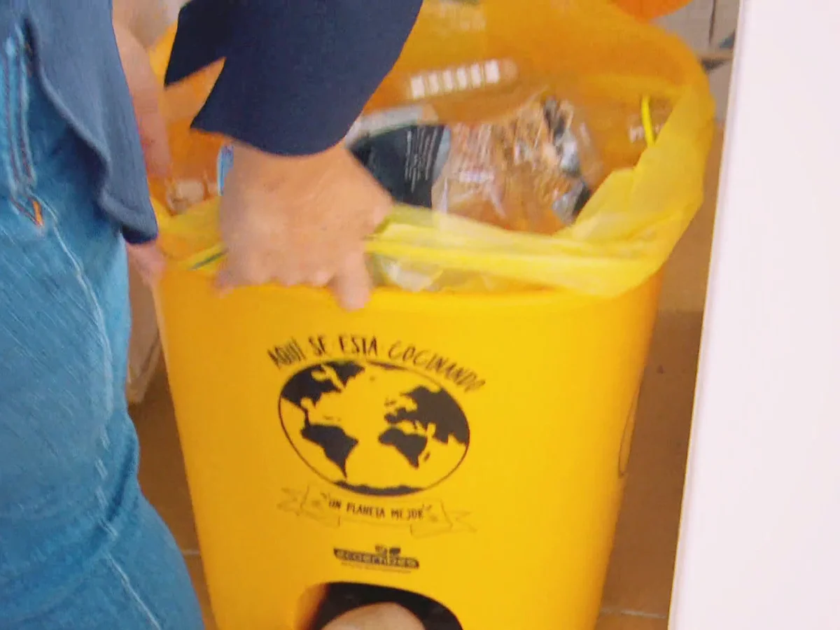 Casi un 30% de todo lo que tiramos al contenedor amarillo en España está  mal depositado
