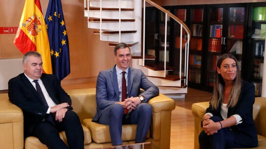 magen de archivo del presidente del Gobierno, Pedro S&aacute;nchez (c) con M&iacute;riam Nogueras y Santos Cerd&aacute;n (i)