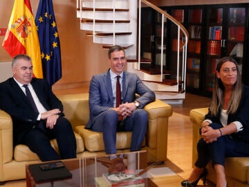 magen de archivo del presidente del Gobierno, Pedro Sánchez (c) con Míriam Nogueras y Santos Cerdán (i)