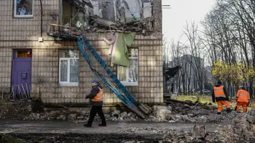 Equipos de rescate trabajan en una guardería después del impacto de un proyectil ruso.
