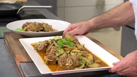 Paletilla de cordero guisada con hongos, de Arguiñano: "Esta receta es un festival"