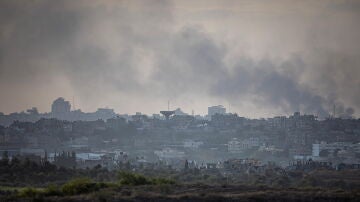 Humo producto de ataques en la franja de Gaza