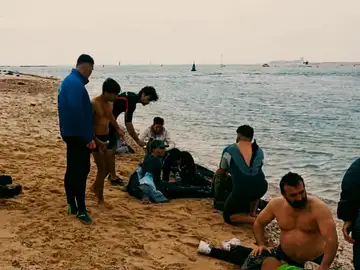 Imagen de algunos inmigrantes en la orilla de la playa de Chiclana, Cádiz