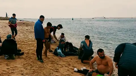 Imagen de algunos inmigrantes en la orilla de la playa de Chiclana, Cádiz Imagen de algunos inmigrantes en la orilla de la playa de Chiclana, Cádiz