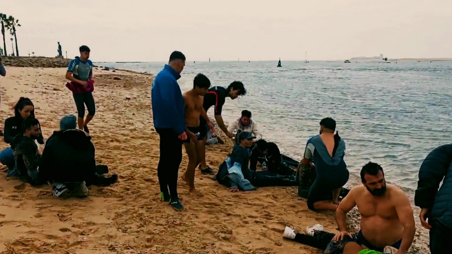 Imagen de algunos inmigrantes en la orilla de la playa de Chiclana, Cádiz Imagen de algunos inmigrantes en la orilla de la playa de Chiclana, Cádiz