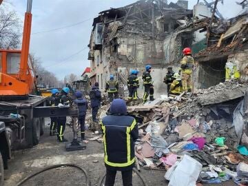Equipos de rescate buscan supervivientes en los escombros de un edificio residencial tras el impacto de un misil ruso.