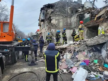Equipos de rescate buscan supervivientes en los escombros de un edificio residencial tras el impacto de un misil ruso. Equipos de rescate buscan supervivientes en los escombros de un edificio residencial tras el impacto de un misil ruso.