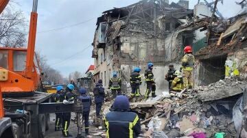 Equipos de rescate buscan supervivientes en los escombros de un edificio residencial tras el impacto de un misil ruso.