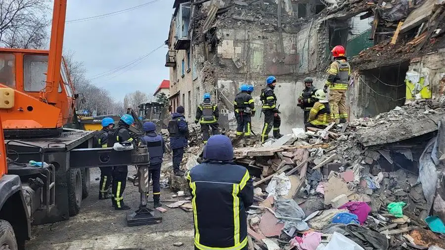 Equipos de rescate buscan supervivientes en los escombros de un edificio residencial tras el impacto de un misil ruso. Equipos de rescate buscan supervivientes en los escombros de un edificio residencial tras el impacto de un misil ruso.