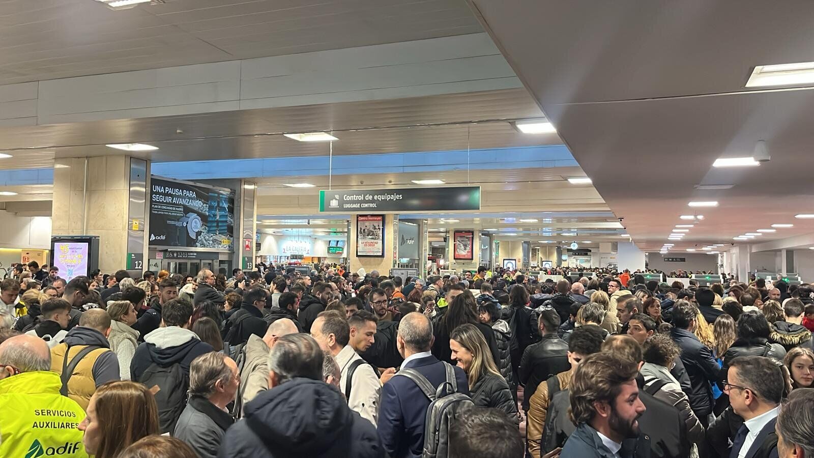 VÍDEO: Colapso en la estación de Chamartín (Madrid) y varios retrasos por una avería