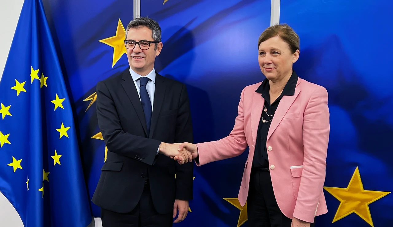 El ministro Félix Bolaños con la vicepresidenta de la Comisión Europea para Valores y Transparencia, Vera Jourová