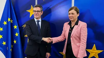 El ministro Félix Bolaños con la vicepresidenta de la Comisión Europea para Valores y Transparencia, Vera Jourová