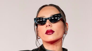 El look de Matrix de Ester Expósito: todo de negro, cazadora de cuero y gafas