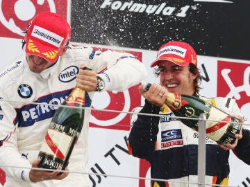 Fernando Alonso y Robert Kubica en el podio de Suzuka 2008