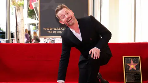 Macaulay Culkin con su estrella en el Paseo de la Fama de Hollywood Macaulay Culkin con su estrella en el Paseo de la Fama de Hollywood