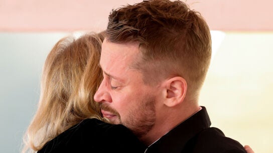 Macaulay Culkin fundi&eacute;ndose en un abrazo con Catherine O'Hara