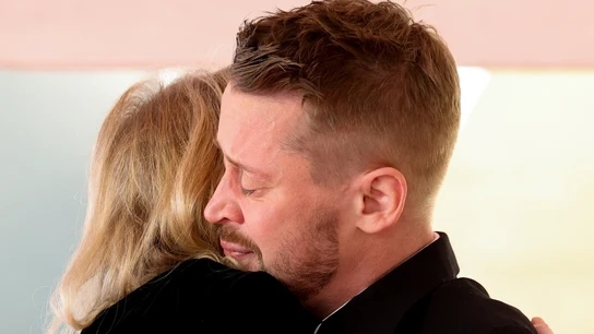 Macaulay Culkin fundiéndose en un abrazo con Catherine O'Hara Macaulay Culkin fundiéndose en un abrazo con Catherine O'Hara