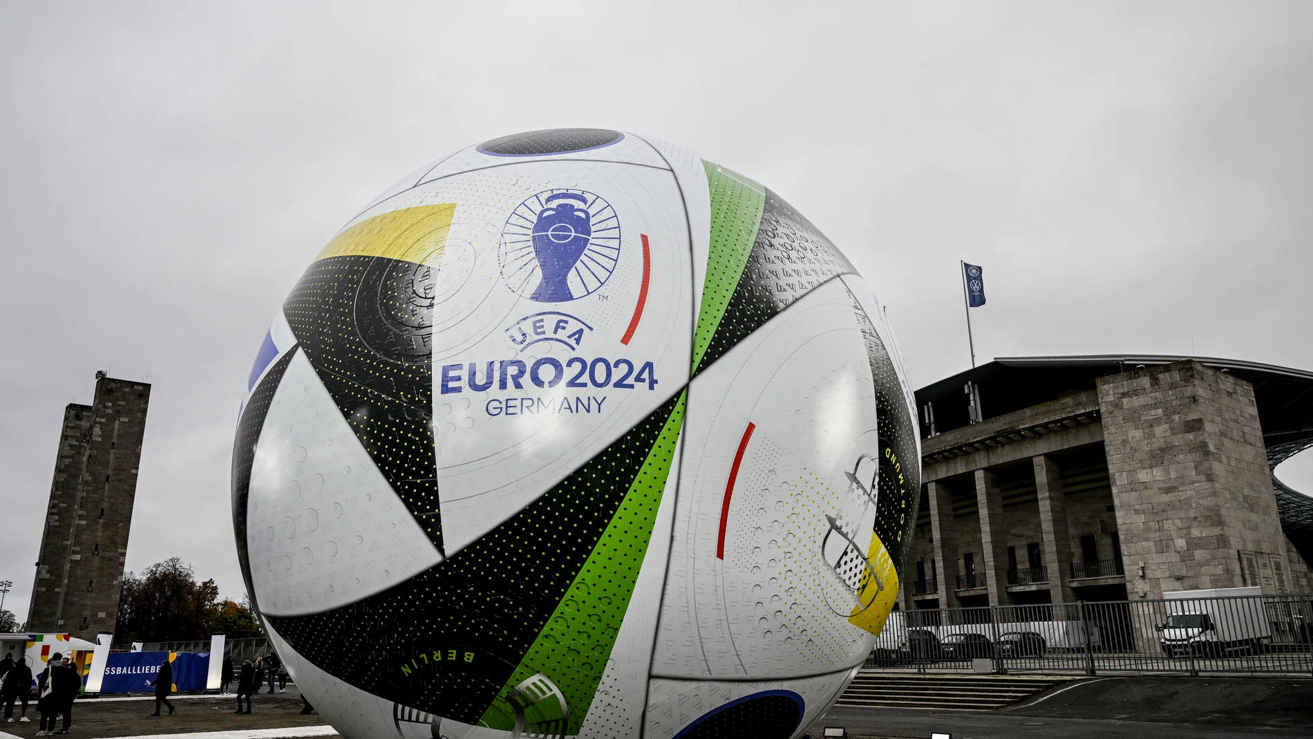 Imagen de un balón gigante publicitando la Eurocopa 2024 en Alemania