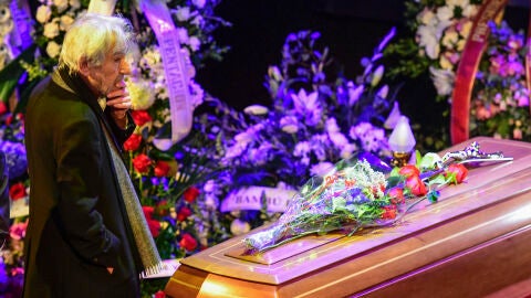 José Sacristán en la capilla ardiente de Concha Velasco