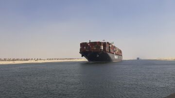 Un buque de carga en el Canal de Suez.