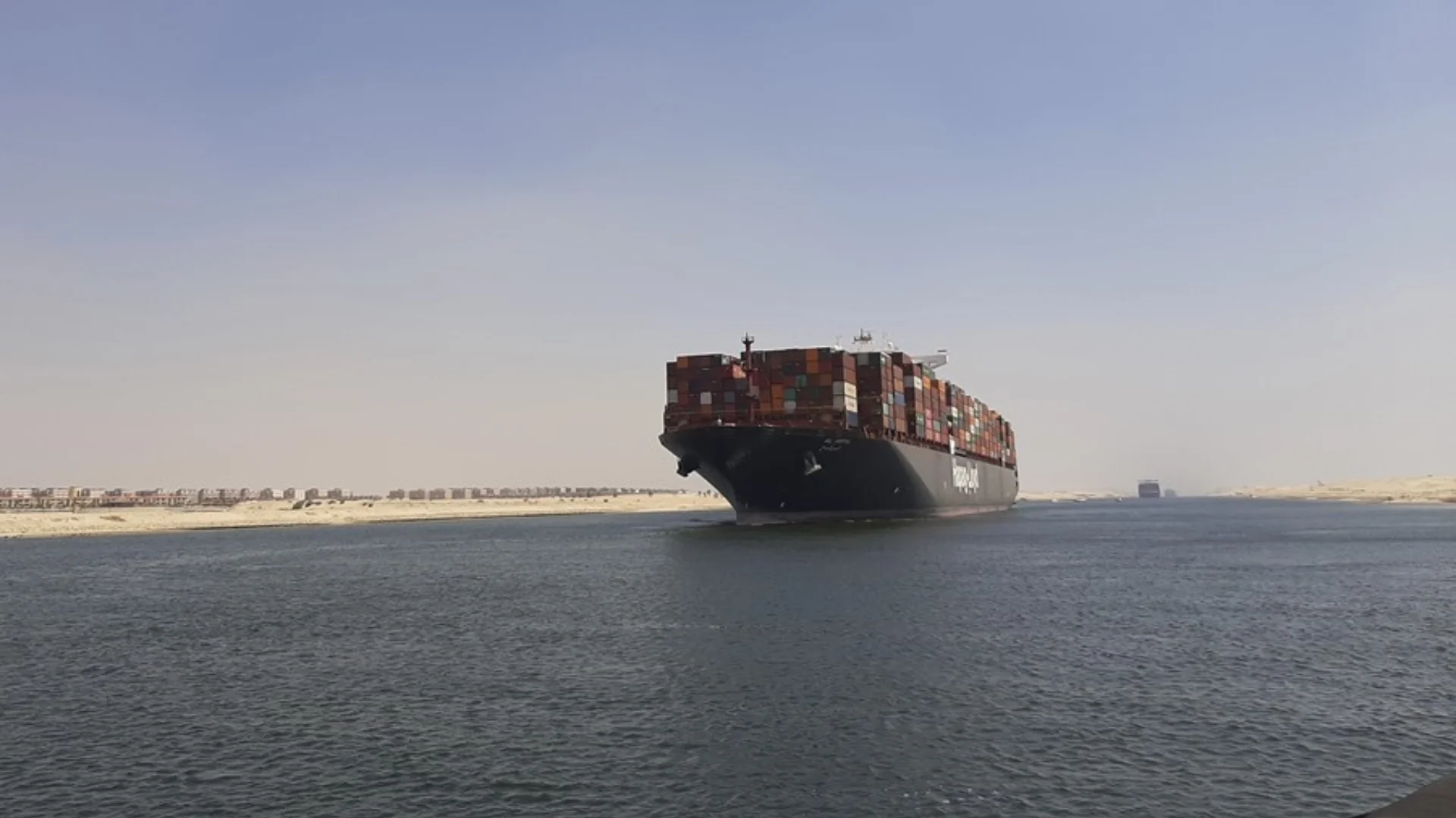 Un buque de carga en el Canal de Suez. Un buque de carga en el Canal de Suez.