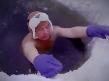 Un hombre se baña en Yakutia (Rusia) a -50º