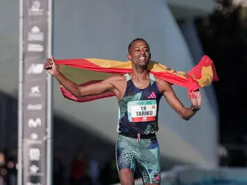 Tariku Novales tras cruzar la línea de meta en el Maratón de Valencia y batir el récord de España