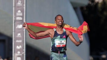 Tariku Novales tras cruzar la línea de meta en el Maratón de Valencia y batir el récord de España