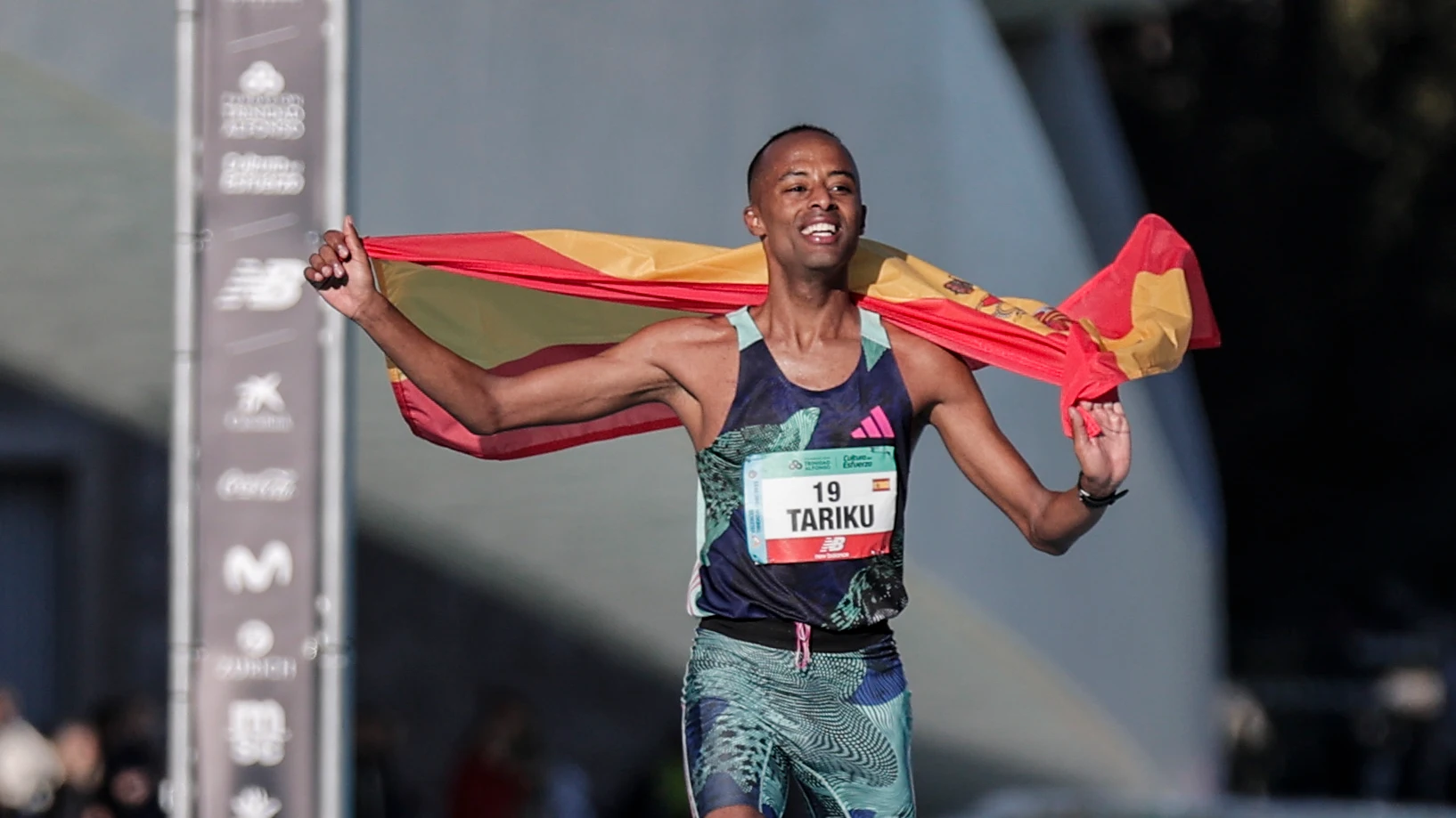 Tariku Novales tras cruzar la línea de meta en el Maratón de Valencia y batir el récord de España Tariku Novales tras cruzar la línea de meta en el Maratón de Valencia y batir el récord de España